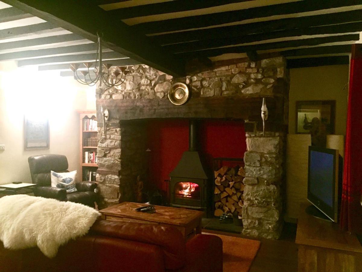 Mid-Wales Farmhouse, Swimming Pool, Tranquil Countryside Views, Sleeps 14 Meifod Exterior foto