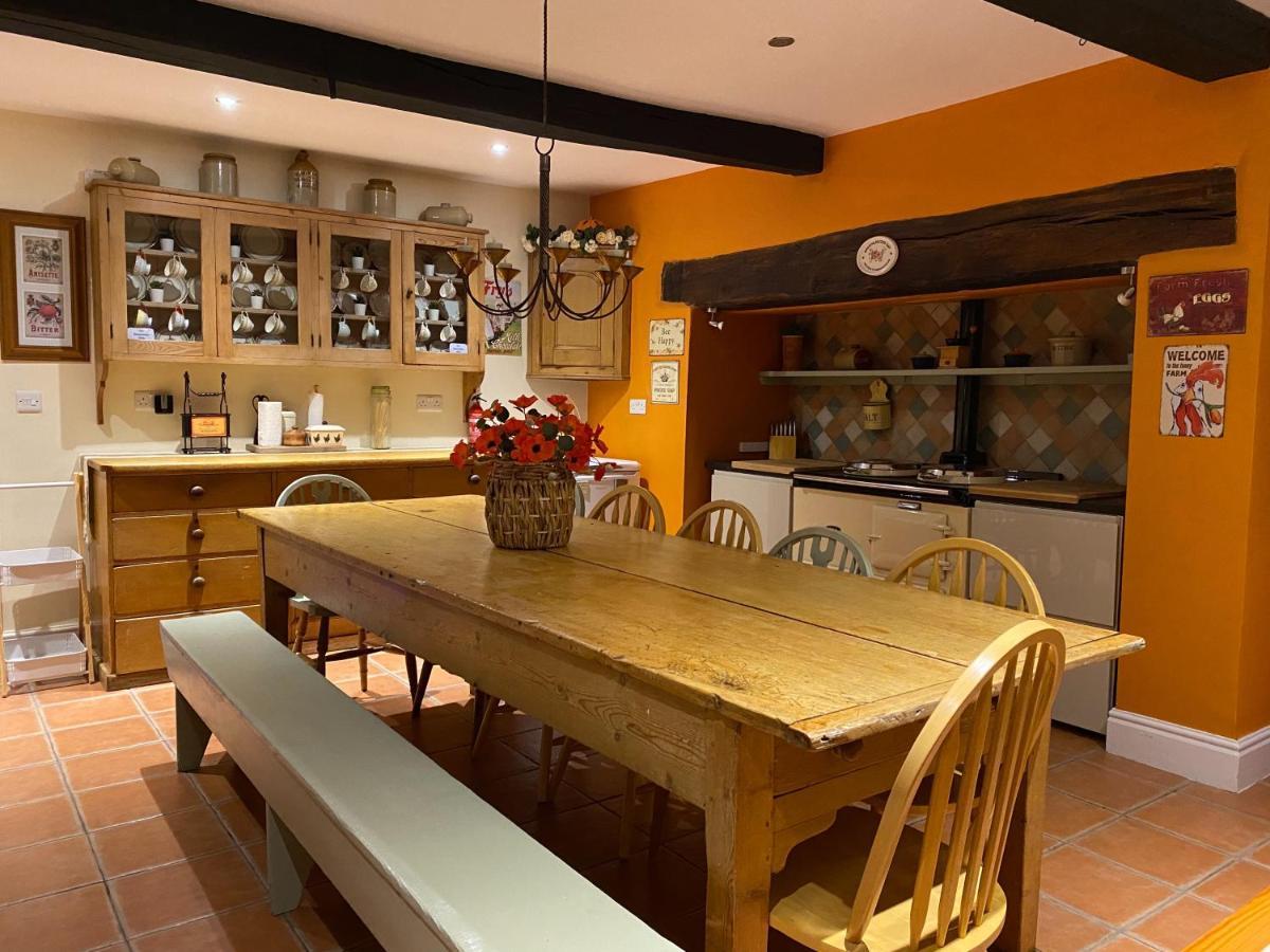 Mid-Wales Farmhouse, Swimming Pool, Tranquil Countryside Views, Sleeps 14 Meifod Exterior foto