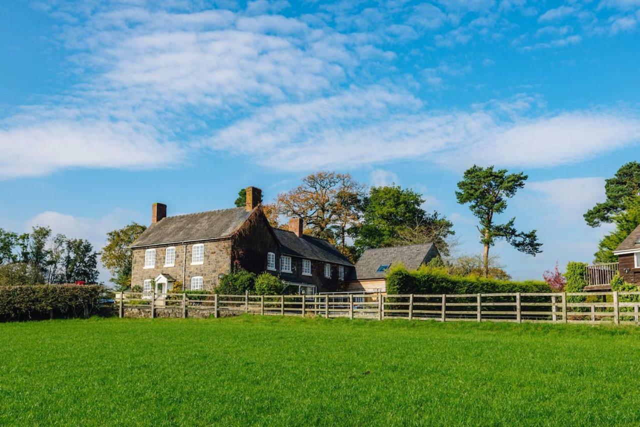 Mid-Wales Farmhouse, Swimming Pool, Tranquil Countryside Views, Sleeps 14 Meifod Exterior foto