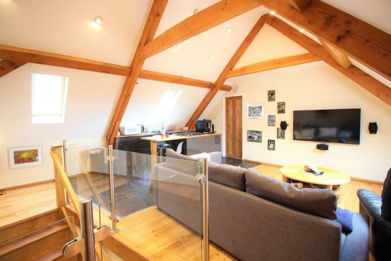 Mid-Wales Farmhouse, Swimming Pool, Tranquil Countryside Views, Sleeps 14 Meifod Exterior foto