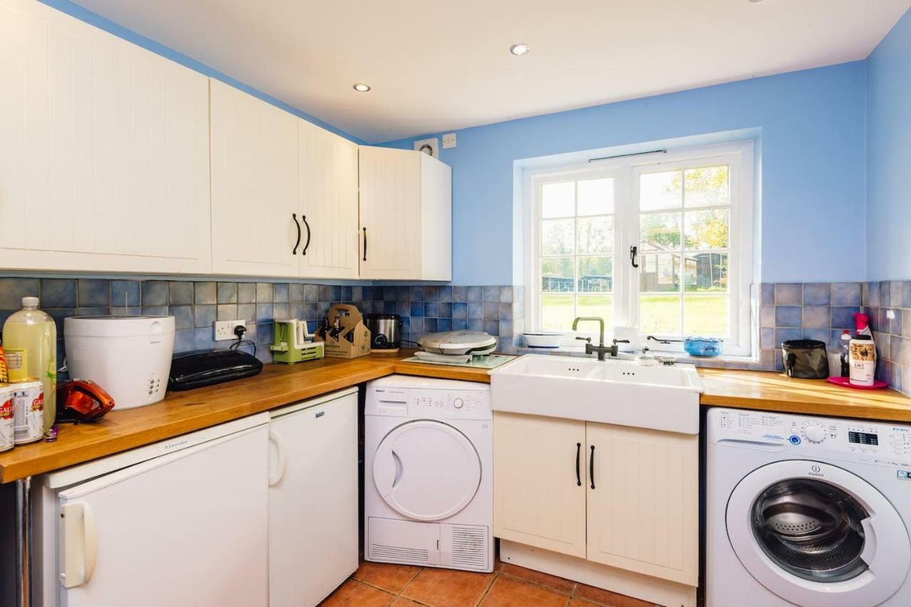 Mid-Wales Farmhouse, Swimming Pool, Tranquil Countryside Views, Sleeps 14 Meifod Exterior foto